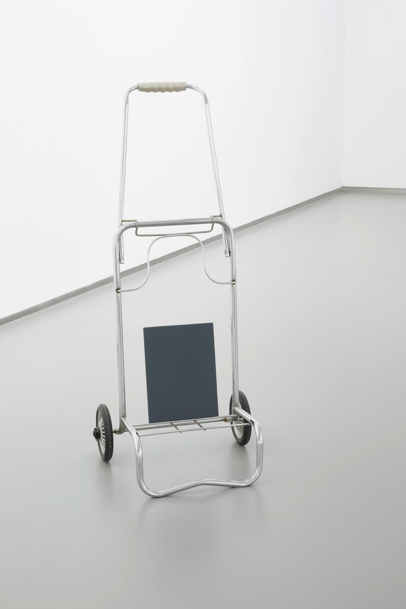Anna Kolodziejska, Ohne Titel (grauer Vogel), 2014, shopping trolley, acrylic on cardboard, 95 x 45 x 35 cm