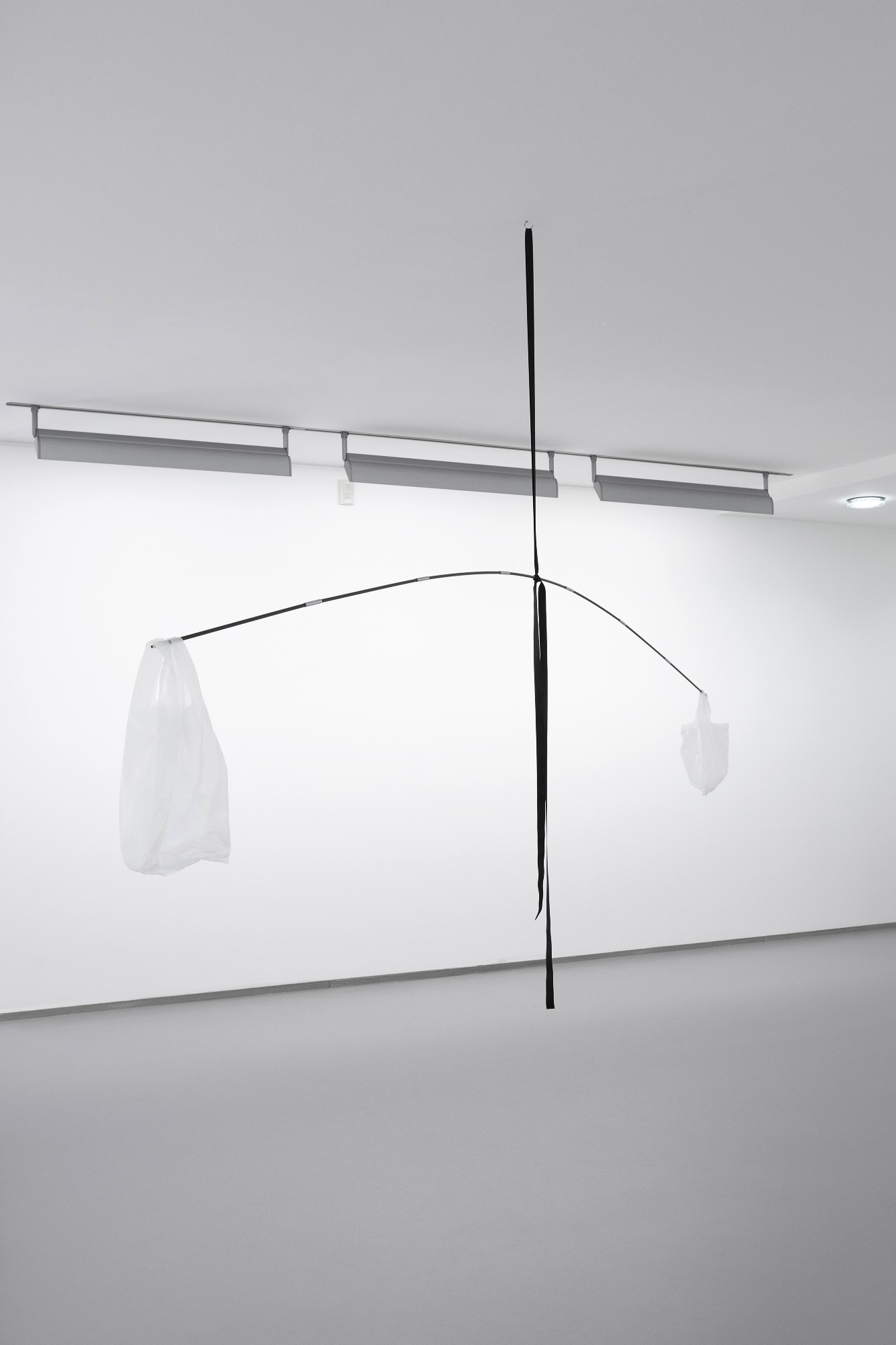Anna Kolodziejska, Ohne Titel (Mobile), 2014, tent pole, plastic bags, hem tape, 230 x 280 x 20 cm