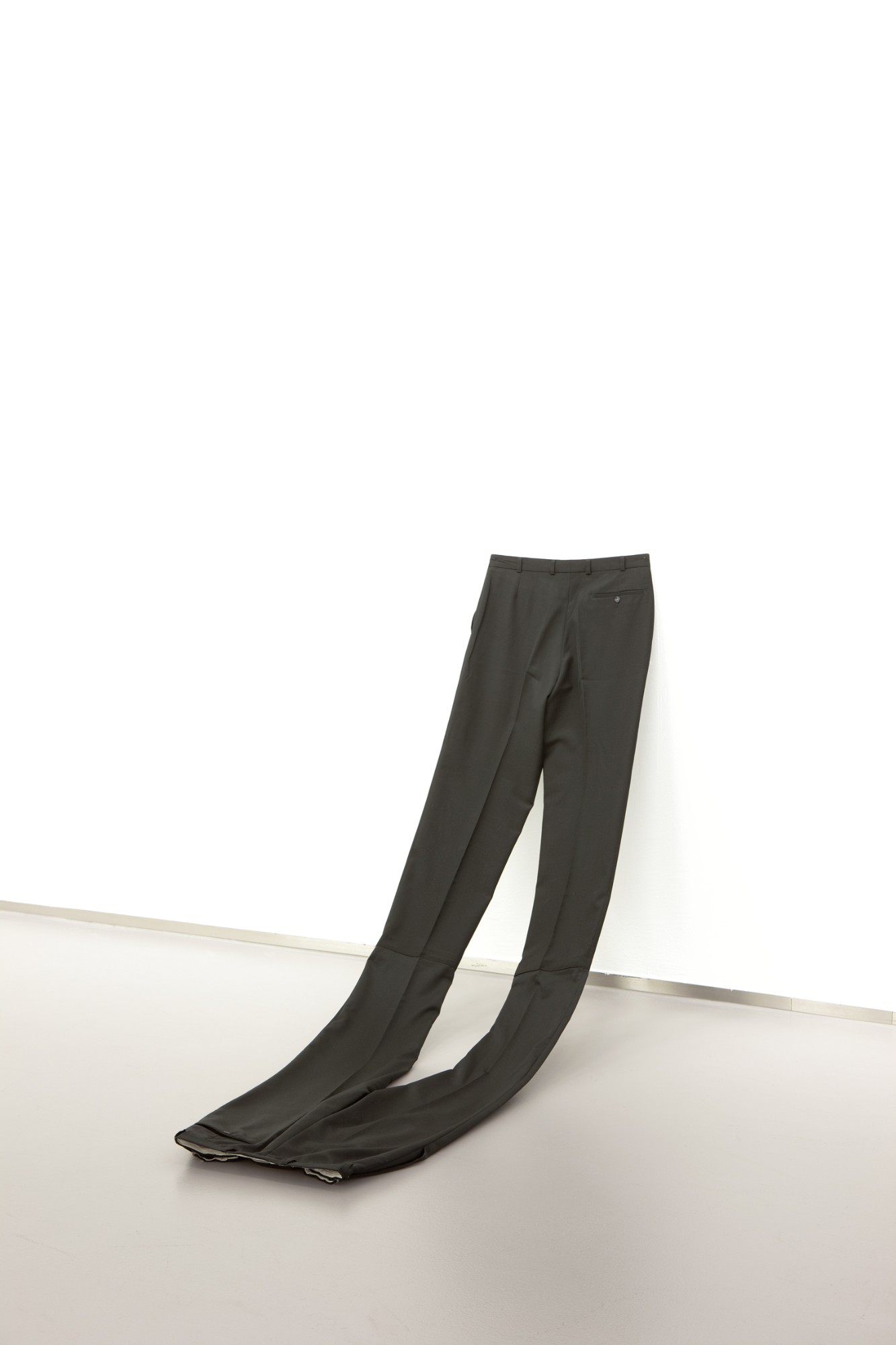 Anna Kolodziejska, Ohne Titel (zweimal Ich), 2012, 2 men trousers, 110 x 45 x 153 cm