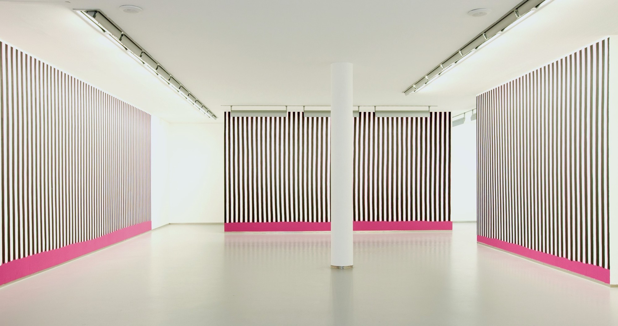 Holger Endres, 01 Magenta, Schwarz, Weiss, Exhibition view, 2012